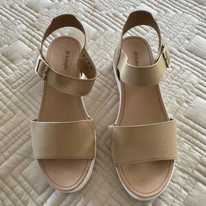 Dr. Scholl's Beige Strap Sandal
Style Time Off Sky